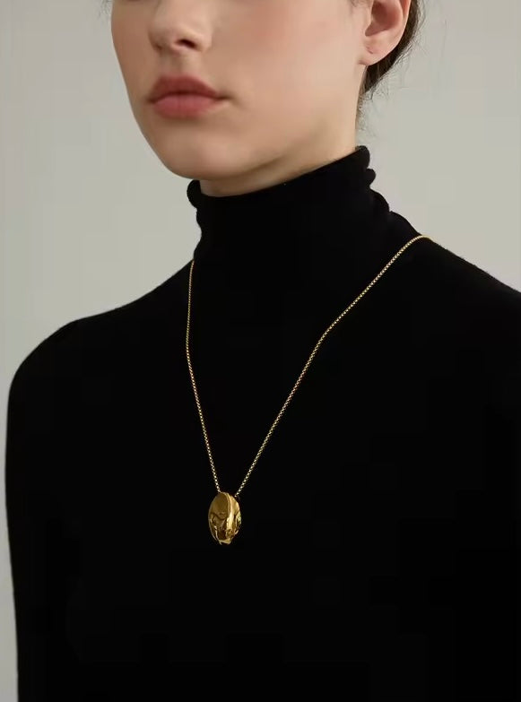 Oval Pebble Pendant Necklace in 18K Gold