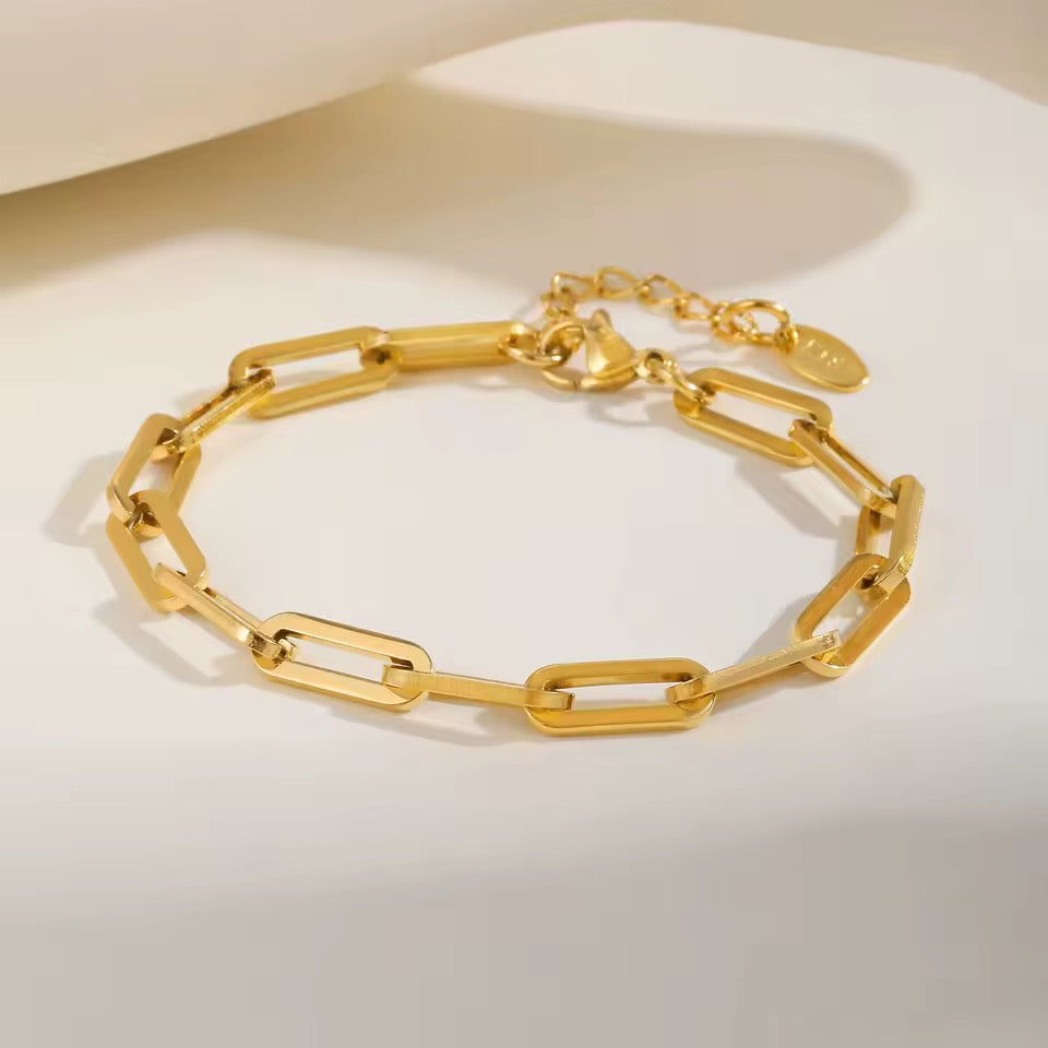 Paper Clip Link Bracelet in 18K Gold