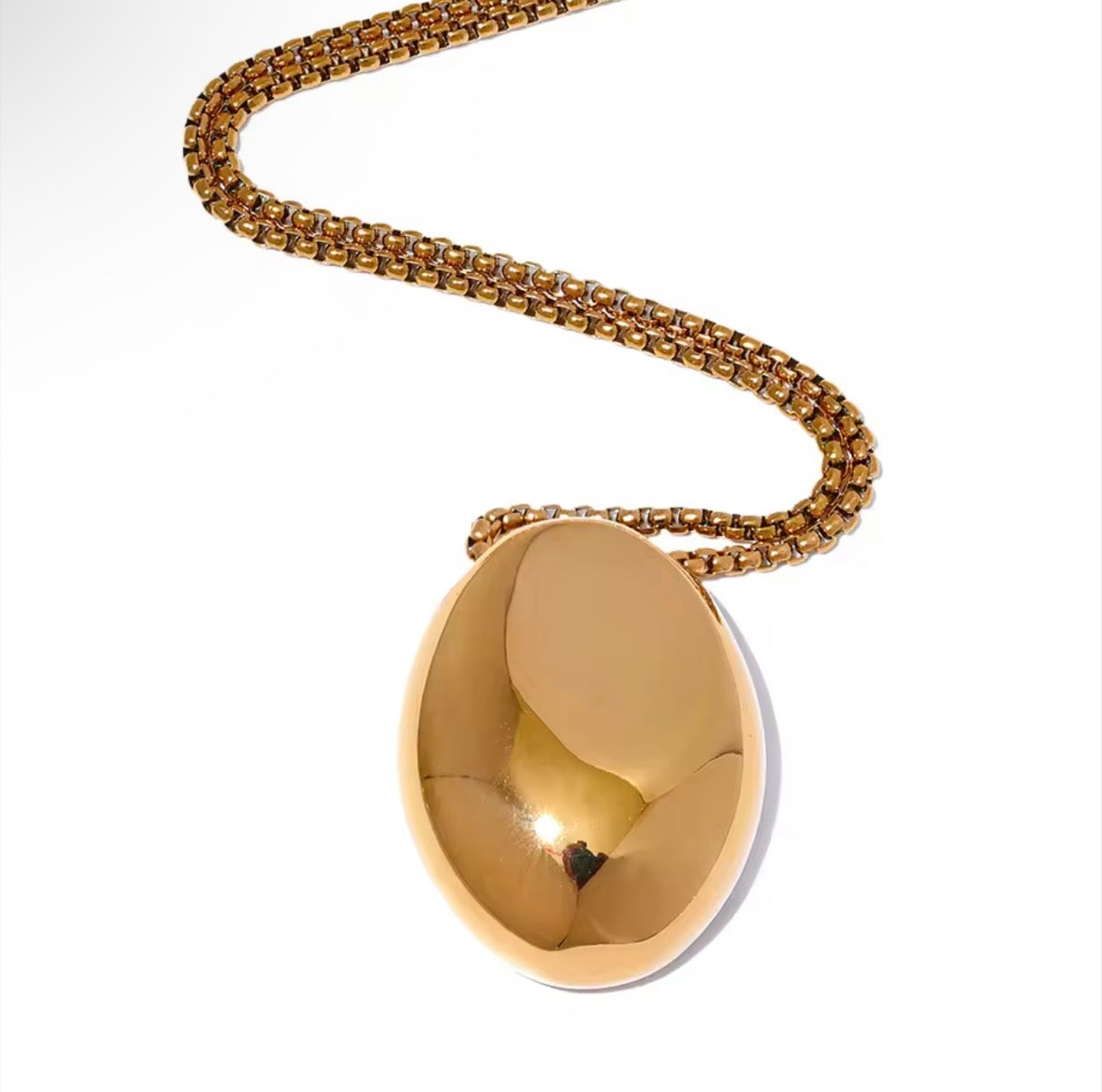 Oval Pebble Pendant Necklace in 18K Gold