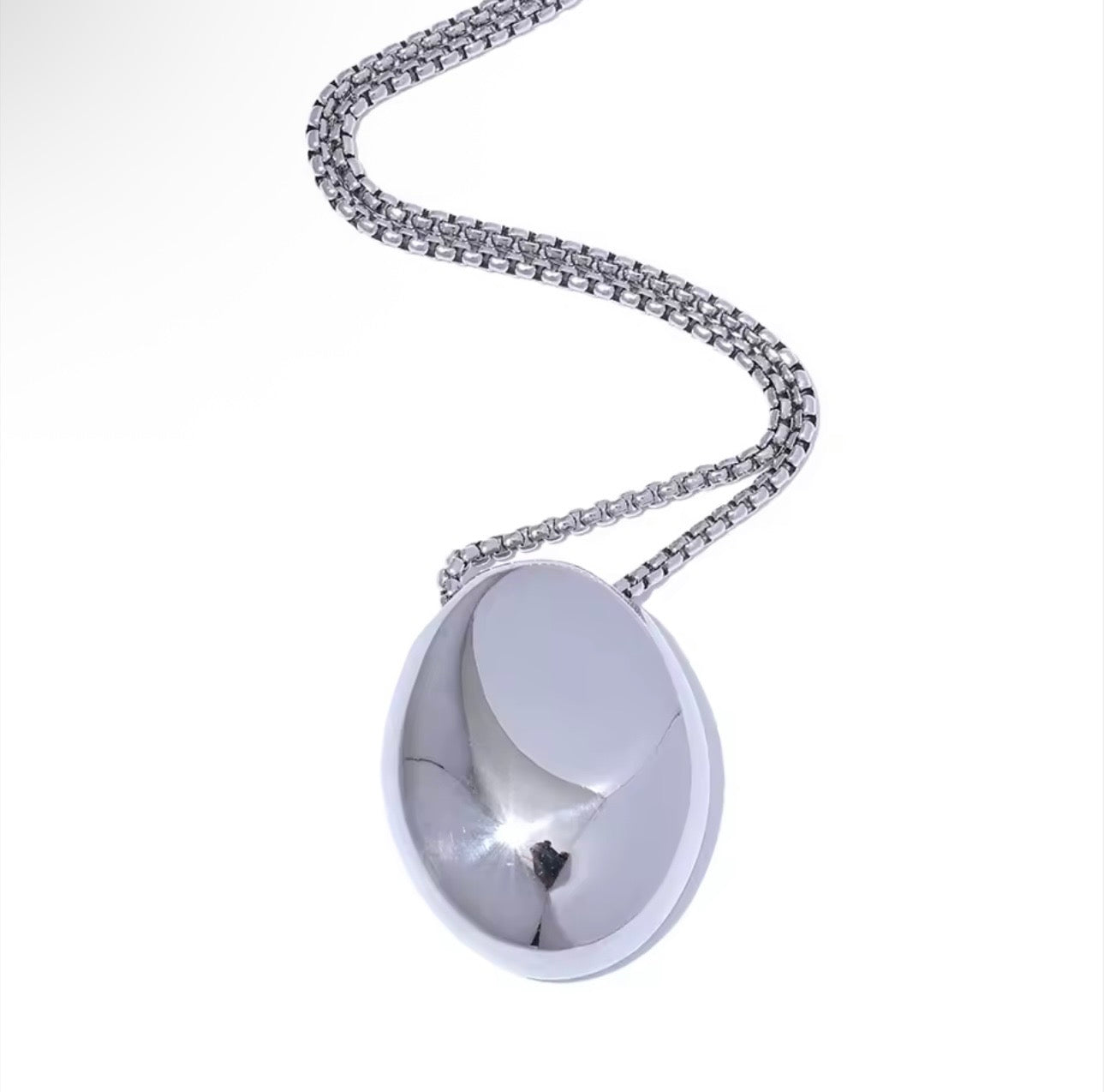 Oval Pebble Pendant Necklace in 18K Gold