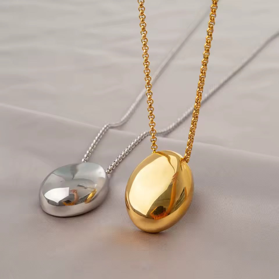 Oval Pebble Pendant Necklace in 18K Gold