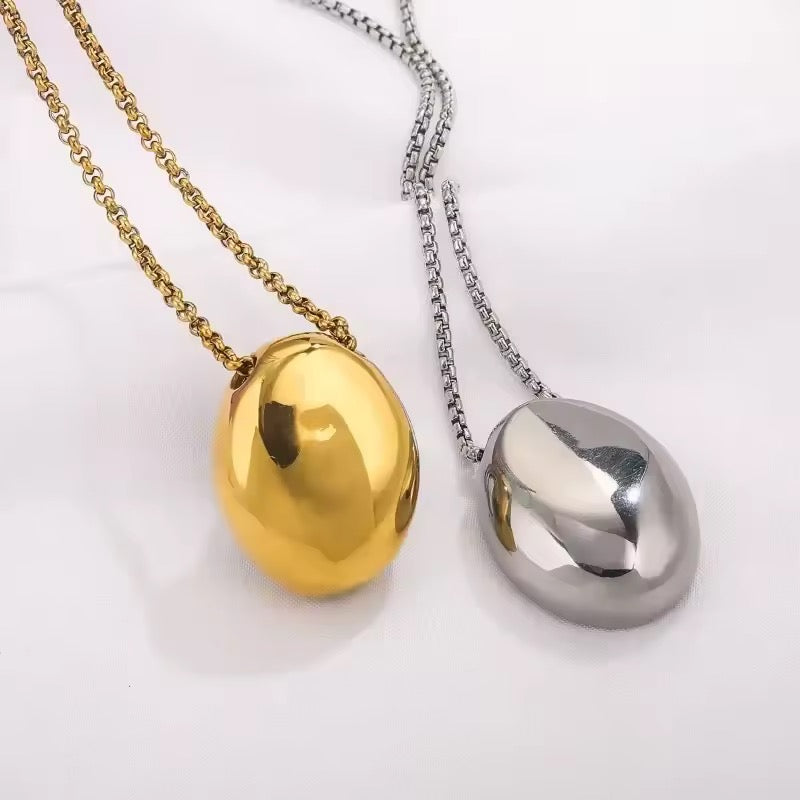 Oval Pebble Pendant Necklace in 18K Gold